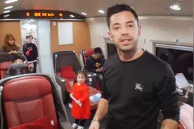 中国最先进高铁一等座商务座是什么样子？老外带你一探究竟视频封面