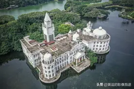 实拍：广州流花湖公园“水上城堡”荒废多年！阴森恐怖似鬼城图片