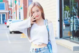 吴宣仪的夏日裙装穿搭，活力少女感满满图片