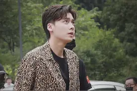 李易峰上班前后反差太大，上班前霸道总裁，上班后像打农药？图片