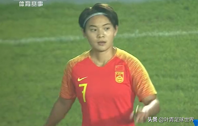 点球4-2巴西！中国女足夺冠，姑娘们笑开了花，疯狂拥抱庆祝