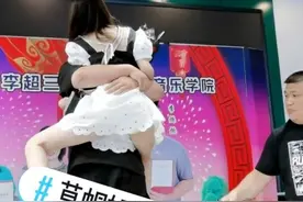 草帽姐为带货太拼！儿子抱着媳妇转圈差点走光，公公贴心帮拽裙角图片