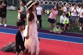 幼儿园毕业典礼火了，家长盛装出席走红毯，网友：“拼妈”时代图片