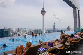 打卡吉隆坡“网红”无边泳池，意外看到这一幕，为“中国”骄傲图片