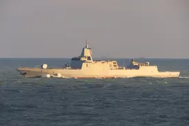 055南昌舰领航破浪前行！穿越日本海一路北上，6舰编队与俄军会师图片