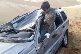 命大！阿拉善英雄会｜沙漠越野刺激，但越野翻车不是闹玩 GIF图库图片