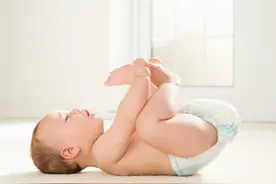 从小穿开裆裤和尿不湿的孩子，在这五方面差别大，家长别选错了图片