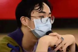 哈利叫继父秦昊小昊哥哥,表姐爆他很娘,女性打扮和伊能静有关？图片