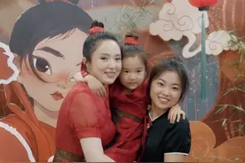高云翔董璇离婚两年后同框！剃光头抱女儿显老态，脸部浮肿胖一圈图片