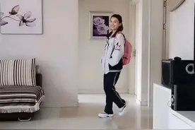 40岁妈妈穿上女儿中学生校服，仿若少女，爸爸一下子不淡定了图片