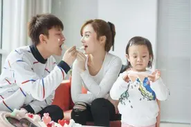 贾乃亮金晨再传恋情，曾被扒超多同款，李小璐或成大输家图片