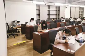 无臂少年的求学路：把脚当手，也可以活得很精彩图片