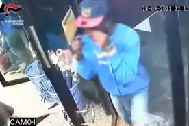 华人店铺突遭抢劫 劫匪竟拿电蚊拍狂扇店主 结局大快人心【网警转发】图片