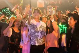 中国就是太把明星当回事了，看外国人是怎样对待中国明星的图片