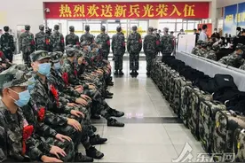 2020年上海新兵奔赴部队 入伍大学生：争取考个军校回来图片