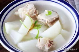 白萝卜炖汤，别再直接下锅，多加1步1料，萝卜鲜甜透亮无异味图片