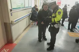 男子跪地哭诉求帮助 交警开辟生命通道婴儿化险为夷图片