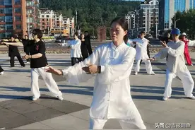 早起晨练，打打太极拳，看白山市中老年人多会养生健体图片