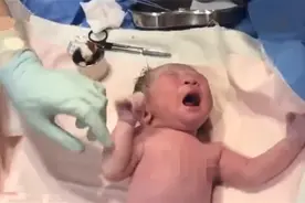 新生儿一出生就喊“妈妈”，医护人员都乐坏了，网友：小人精图片