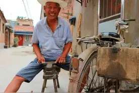 老汉捡到古董宝剑，专家鉴定完要求上交，他将其打磨成菜刀使用图片