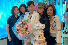 李嘉欣50岁生日不见许晋亨，贵妇众星捧月有排场，亲姐同框差距大图片