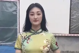 大衣哥儿媳气质挺好的，穿绿色旗袍显出风韵，有点胖但挺耐看图片