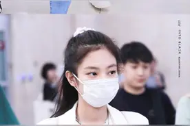 Jennie近一年的机场私服合辑｜小蛮腰加高级脸，美丽又会穿的妮妮图片