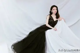 赵丽颖穿深V裙大秀身材，复古港风味十足，辣妈后锁骨可以养鱼图片