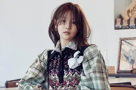 《寄生虫》中她是男主女儿，今穿格纹衬衫配蓬蓬裙，尽显甜美复古图片