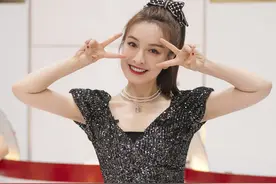 吴昕越来越“逆生长”？戴上蝴蝶结比剪刀手太少女了图片