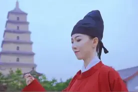 不倒翁小姐姐皮卡晨为高考生加油：慈恩塔下题名处，十七人中最少年图片