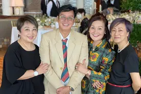 恭喜！泰迪罗宾侄女嫁富豪，干爹谭咏麟盛装出席，被富婆围住合影图片