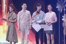 王俊凯现身百花奖彩排，生图颜值耐打镜头，这真实腿长我却看愣了图片