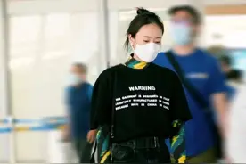 童瑶翻红后更加自信！素面朝天走机场，穿T恤配开叉长裤走路带风图片