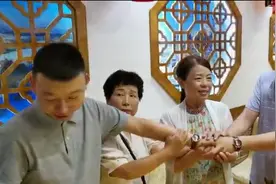 错换人生28年 哥俩同过28岁生日，母亲为儿戴上生肖手表：俩儿子时刻在母亲心中  医院称尽快合理合法解决图片