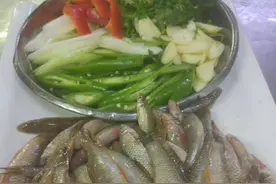 这个季节吃个小河鱼，太鲜了这样的小河鱼你吃过吗？图片