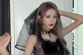 可爱美女艺人SNH48-周诗雨和好姐妹合影美照图片