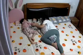 河北一宝妈哄娃一小时好不容易睡着，下一秒爸爸走进房间：起来嗨图片