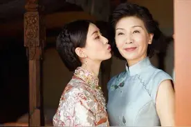 刘诗诗妈妈只比吴奇隆大2岁，穿旗袍淡雅如菊，气质不输明星女儿图片