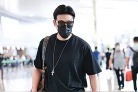 45岁陆毅拒绝“油腻范”，束脚裤+运动鞋变潮男，梳背头帅气十足图片