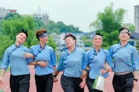 专科生“借”学士服拍毕业照，被嘲不算大学生，是歧视还是事实图片