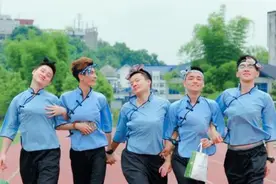 专科生“借”学士服拍毕业照，被嘲不算大学生，是歧视还是事实图片