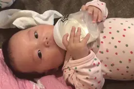 冲奶粉先放水还是先放奶粉，许多宝妈弄不清，冲调这些细节需注意图片