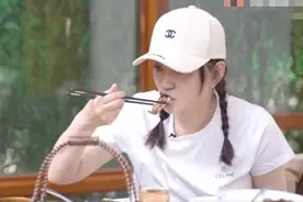 45岁李小冉发福了？肚子赘肉抢镜身材显圆润，皮肤紧致近照超显嫩图片