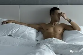 陈伟霆最新床照疯传，公狗腰太绝了图片