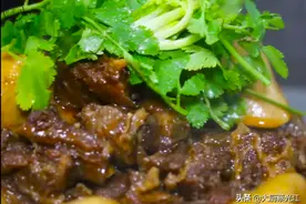 大厨教你：“汤锅牛腩”的江湖做法，汤汁鲜美，安逸得很图片