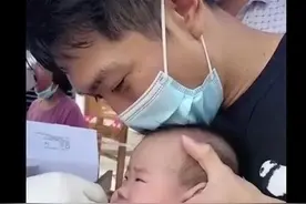 三岁的孩子不哭不闹，拖着行李箱的背影，我看哭了…图片