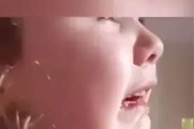 可怜的小萝莉听到没中餐吃只能吃妈妈做的饭后异常伤心！视频封面