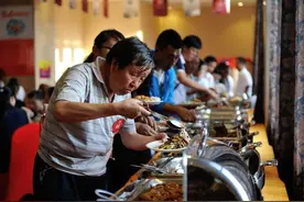 清末民初的“自助餐”，锅中有鸡腿有烟头，吃啥全凭运气图片