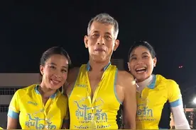68岁泰王不爱西装爱露腰，王后贵妃争先效仿，成“靓丽风景线”图片